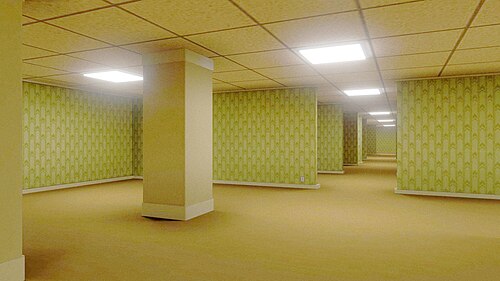 Darstellung der „Backrooms“, eines fiktiven endlosen Labyrinths aus verlassen wirkenden Räumen: Ein leerer Innenraum mit beigefarbenem Teppichboden, gelb-grün gemusterten Tapeten, weißen Säulen und einer abgehängten Decke mit hellen Leuchtfeldern. Die sich wiederholende Architektur und die langen Sichtachsen vermitteln Orientierungslosigkeit und Unendlichkeit.