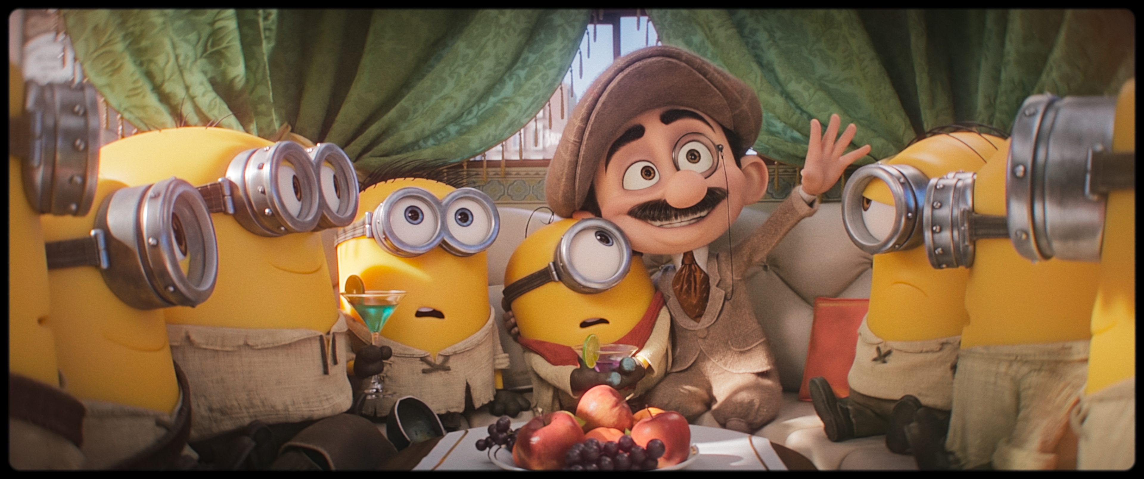 Szene aus Minions & Monster: Ein Mann mit Schiebermütze und Monokel sitzt gut gelaunt auf der gepolsterten Rückbank eines Wagens, umgeben von Minions in historischer Kleidung.